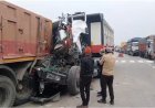 गिधा के पास फोरलेन पर हाईवा–ट्रक की भीषण टक्कर, चालक गंभीर रूप से घायल