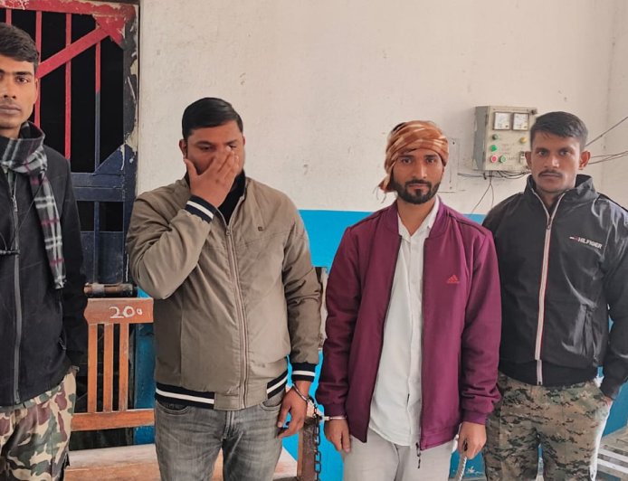 125 लीटर विदेशी शराब के साथ दो तस्कर गिरफ्तार, कार जब्त