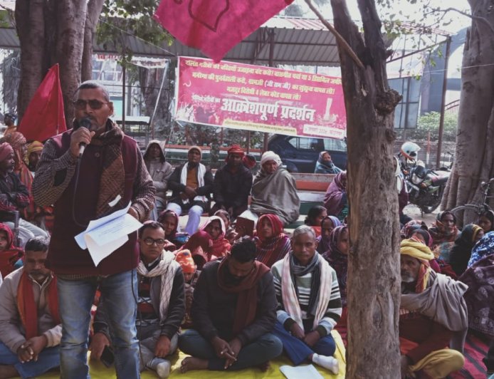 दलित एवं आर्थिक रूप से कमजोर परिवारों के आवासों पर की गई बुलडोजर कार्रवाई के विरोध में लोगों ने आंदोलन किया। इस दौरान प्रतिनिधिमंडल ने अंचलाधिकारी को मांगों से संबंधित ज्ञापन सौंपा।