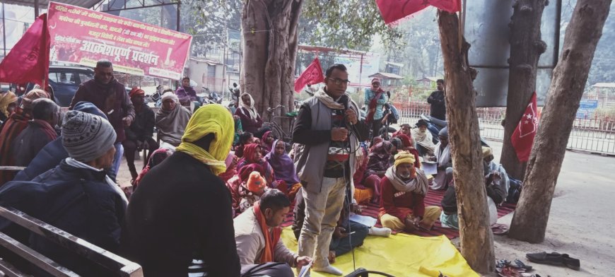 दलित एवं आर्थिक रूप से कमजोर परिवारों के आवासों पर की गई बुलडोजर कार्रवाई के विरोध में लोगों ने आंदोलन किया। इस दौरान प्रतिनिधिमंडल ने अंचलाधिकारी को मांगों से संबंधित ज्ञापन सौंपा।